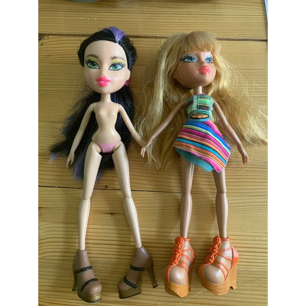 Bratz Doll Lot of 2 Blonde and Dark Hair with Streaks MGA Fashion Dolls Shoes